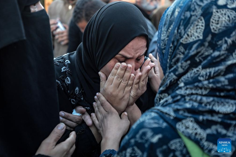 Mwanamke akilia kuomboleza wathiriwa katika eneo la Mawasi la Khan Younis, kusini mwa Ukanda wa Gaza, Novemba 12, 2024. (Picha na Rizek Abdeljawad/Xinhua)