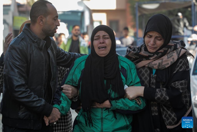 Mwanamke akilia kuomboleza wathiriwa katika eneo la Mawasi la Khan Younis, kusini mwa Ukanda wa Gaza, Novemba 12, 2024. (Picha na Rizek Abdeljawad/Xinhua)