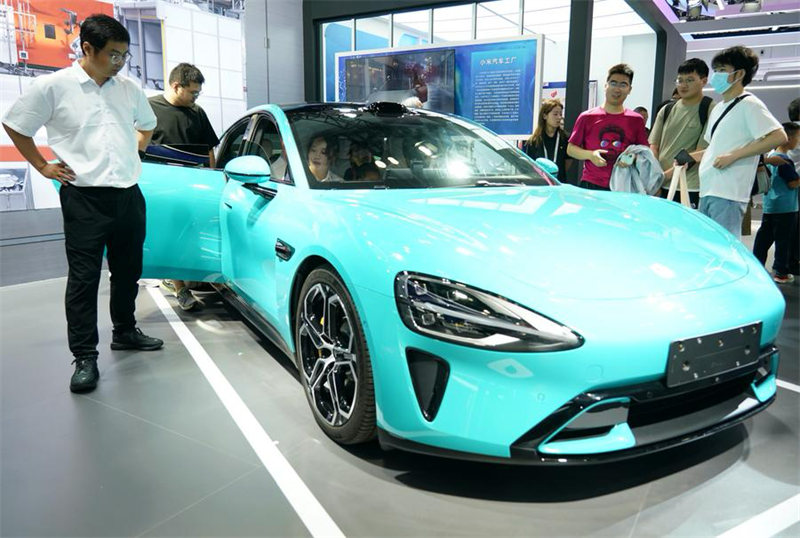 Watu wakitazama gari linalotumia nishati mpya (NEV) katika Maonyesho ya 26 ya Kimataifa ya Teknolojia ya Hali ya Juu ya China mjini Beijing, mji mkuu wa China, Julai 13, 2024. (Picha/Xinhua)