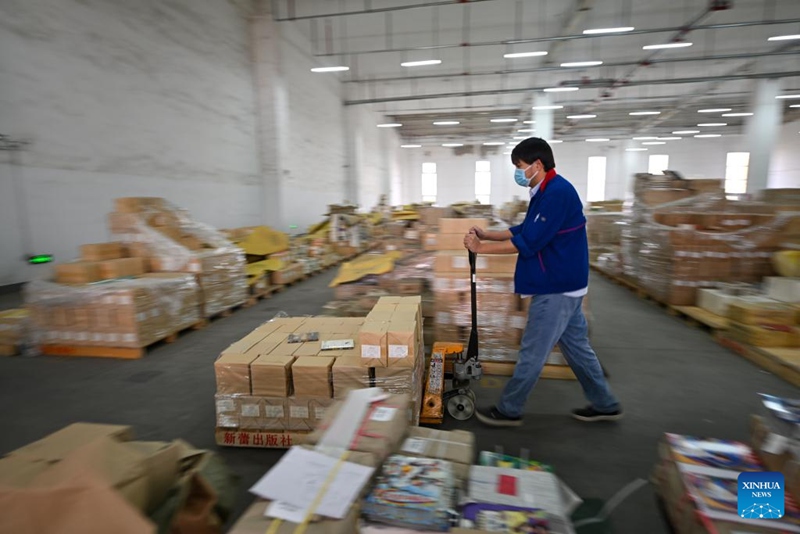 Mfanyakazi akipanga vitabu katika ghala la Kampuni ya New Buds ya Uchapishaji ya Tianjin, Kaskazini mwa China, Novemba 12, 2024. (Xinhua/Sun Fanyue)