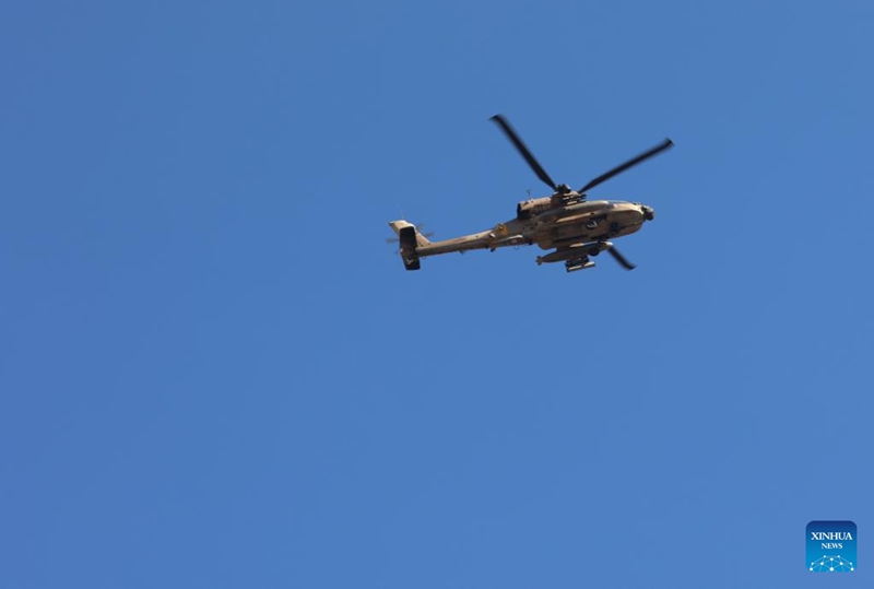 Helikopta ya kijeshi ya Israeli  ikitekeleza jukumu katika operesheni ya kijeshi karibu na mpaka wa kaskazini wa Israel na Lebanon, Novemba 13, 2024. (Picha na Gil Cohen Magen/Xinhua)
