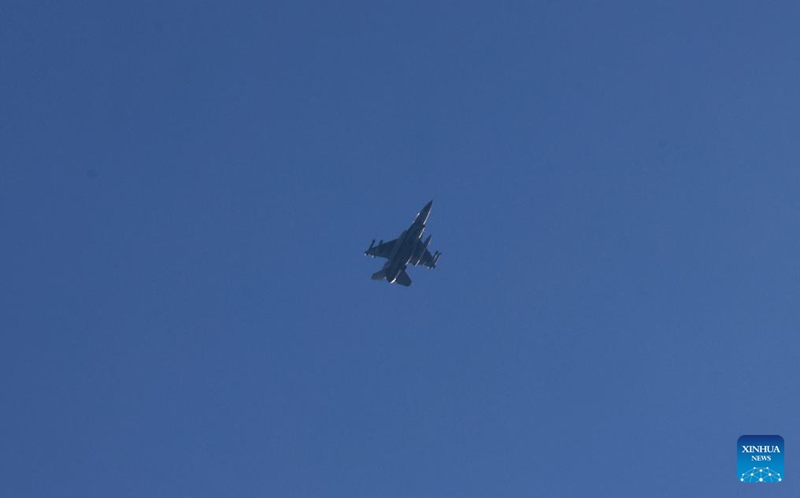 Ndege ya kivita ya Israeli ikiruka kuelekea Lebanon katika operesheni ya kijeshi, kama ilivyoonekana kutoka mpaka wa kaskazini wa Israel na Lebanon, Novemba 13, 2024. (Picha na Gil Cohen Magen/Xinhua)
