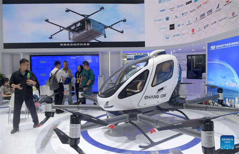 Picha hii iliyopigwa Novemba 13, 2024 ikionyesha ndege ya kuendeshwa bila rubani ya EH216-S ya kupaa na kutua wima (eVTOL) ya Kampuni ya EHang katika eneo la uchumi wa anga ya chini wa Maonyesho ya Ndege ya China mjini Zhuhai, Mkoa wa Guangdong, Kusini mwa China. (Xinhua/Lu Hanxin)