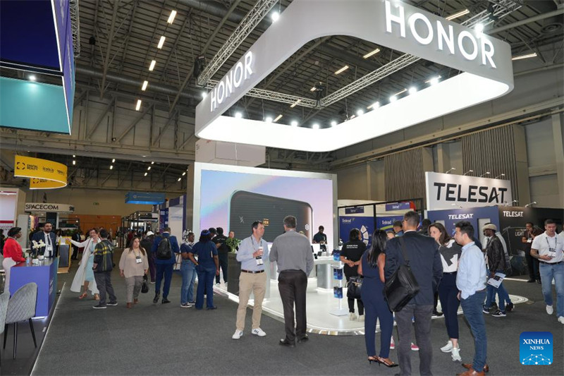 Watu wakitembelea mabanda ya kampuni za China kwenye maonyesho ya AfricaCom ya Tamasha la Teknolojia la Afrika, Africa Tech Festival 2024 mjini Cape Town, Afrika Kusini, Novemba 14, 2024. (Xinhua/Wang Lei)