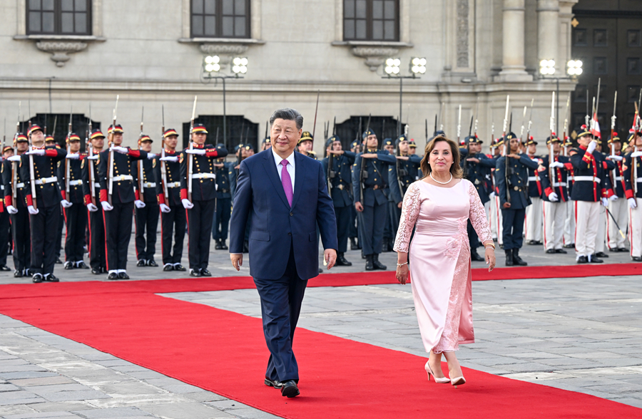 Rais wa China Xi Jinping akihudhuria hafla kubwa ya ukaribisho iliyoandaliwa na Rais wa Peru Dina Boluarte kwenye uwanja mbele ya Ikulu ya Lima, Peru, Mchana wa tarehe 14, Novemba kwa saa za Peru. (Picha/People’s Daily)