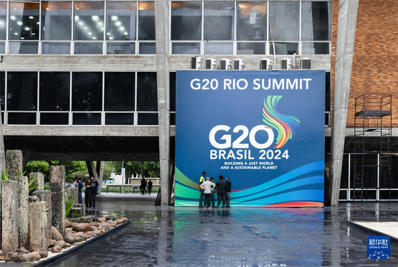 Wafanyakazi wakifanya maandalizi kwa ajili ya mkutano wa viongozi wa G20 mjini Rio de Janeiro, Brazili, Novemba 16.