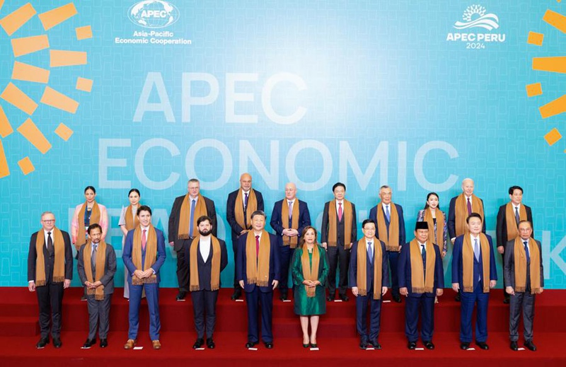 Rais wa China Xi Jinping na viongozi na wawakilishi wengine kutoka nchi wanachama wa APEC  wakipiga picha pamoja  huko Lima, Peru, Novemba 16, 2024. (Xinhua/Huang Jingwen)