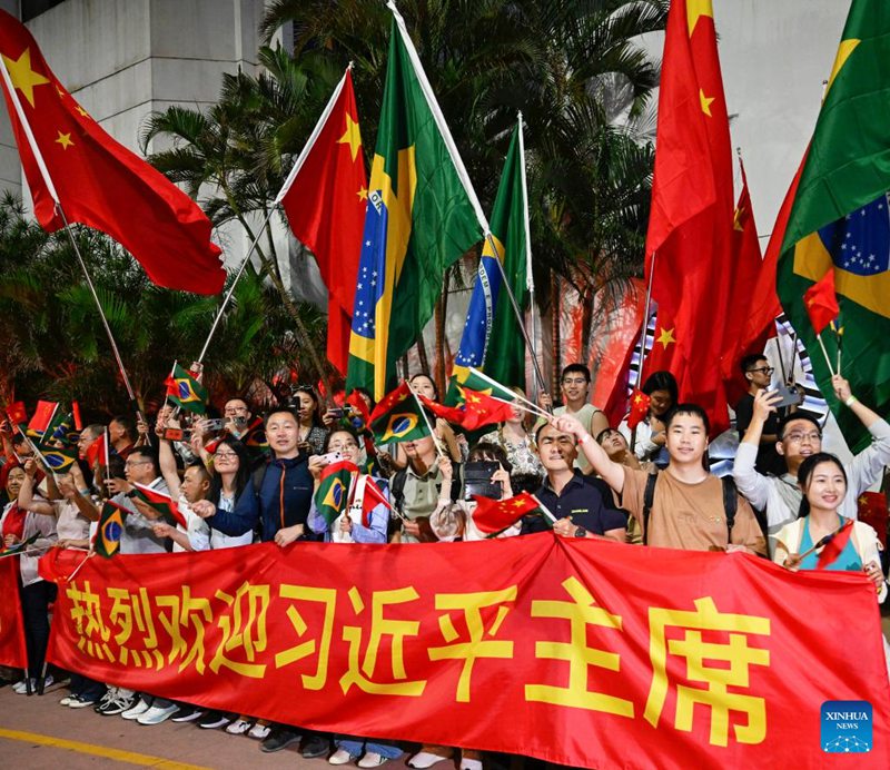 Watu wakimkaribisha Rais Xi Jinping wa China  huko Rio de Janeiro, Brazil, Novemba 17, 2024. Xinhua/Li Yan)