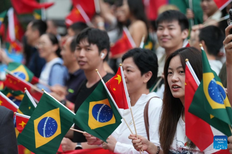 Watu wakimkaribidha Rais Xi Jinping wa China  huko Rio de Janeiro, Brazil, Novemba 17, 2024. (Xinhua/Li Yan)