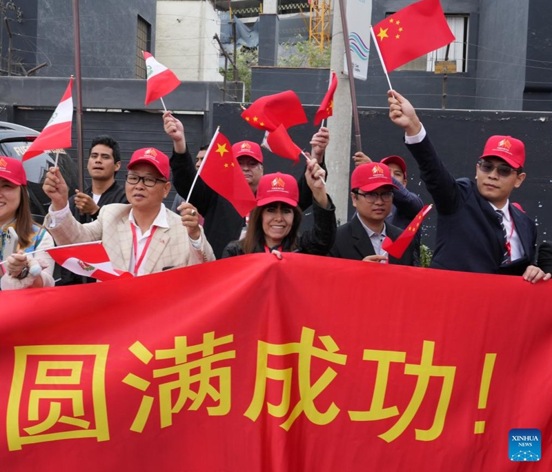 Watu wakimuaga Rais Xi Jinping wa China akiwa njiani kuelekea uwanja wa ndege  wa Lima, Peru, Novemba 17, 2024. (Xinhua/Bi Xiaoyang)