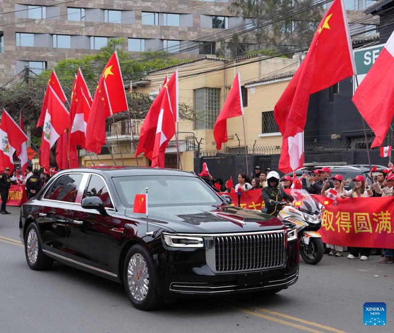 Watu wakimuaga Rais Xi Jinping wa China akiwa njiani kuelekea uwanja wa ndege  wa Lima, Peru, Novemba 17, 2024. (Xinhua/Bi Xiaoyang)