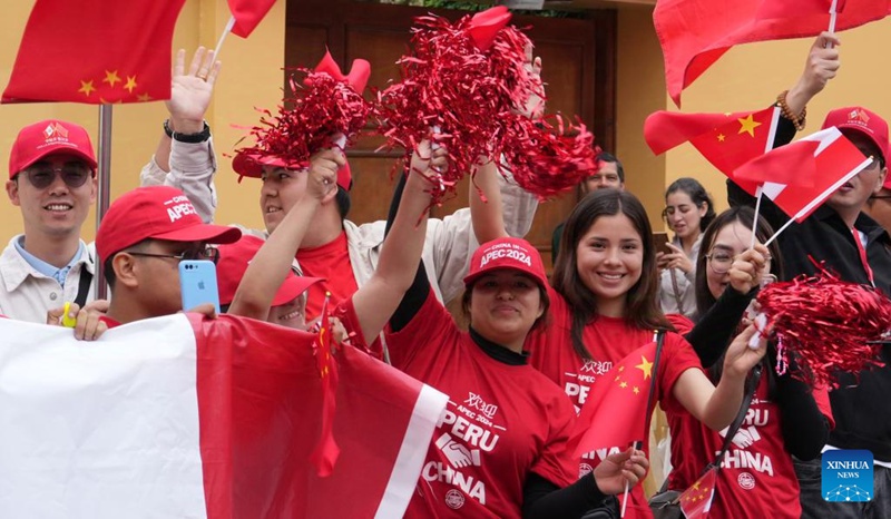 Watu wakimuaga Rais Xi Jinping wa China akiwa njiani kuelekea uwanja wa ndege wa Lima, Peru, Novemba 17, 2024. (Xinhua/Bi Xiaoyang)