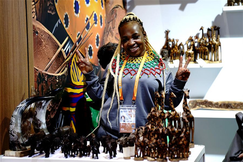 Muonyeshaji bidhaa akipiga picha ndani ya banda la Zimbabwe kwenye Maonyesho ya 7 ya Kimataifa ya Uagizaji Bidhaa ya China (CIIE) mjini Shanghai, Mashariki mwa China, Novemba 7, 2024. (Xinhua/Zhang Jiansong)