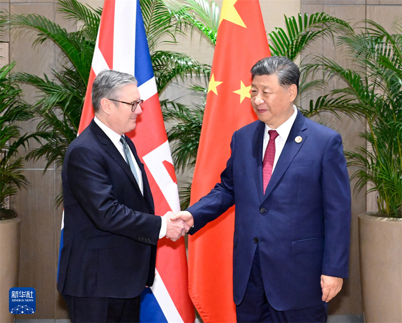Asubuhi ya Tarehe 18, Novemba kwa saa za huko, Rais Xi Jinping wa China amekutana na Waziri Mkuu wa Uingereza Keir Starmer katika wakati  wa kuhudhuria kwenye Mkutano wa 19 wa kundi la nchi 20 (G20) huko Rio de Janeiro, Brazil. (Picha na Shen Hong/Xinhua)