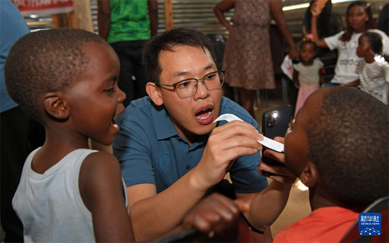 Daktari wa China akifanya upimaji wa afya ya kinywa kwa watoto kwenye Kituo cha Mafunzo ya Usanii cha Frans kilichoko karibu na Windhoek, mji mkuu wa Namibia,Tarehe 20 Novemba.