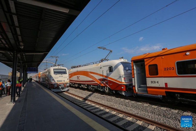 Treni ya umeme ya SGR ikisimama kwenye Kituo cha Dar es Salaam nchini Tanzania Agosti 1, 2024. (Picha na Emmanuel Herman/Xinhua)