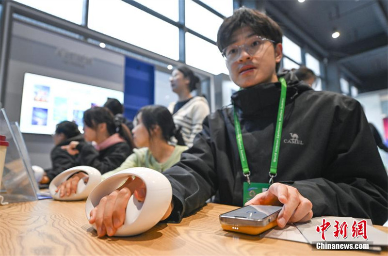 Teknolojia mpya zavutia watembeleaji kwenye Maonyesho ya “Mwanga wa Mtandao wa Internet” huko Wuzhen, Zhejiang