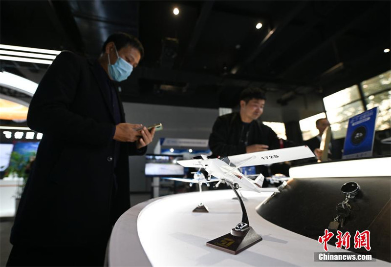 Teknolojia mpya zavutia watembeleaji kwenye Maonyesho ya “Mwanga wa Mtandao wa Internet” huko Wuzhen, Zhejiang