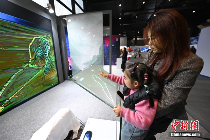Teknolojia mpya zavutia watembeleaji kwenye Maonyesho ya “Mwanga wa Mtandao wa Internet” huko Wuzhen, Zhejiang