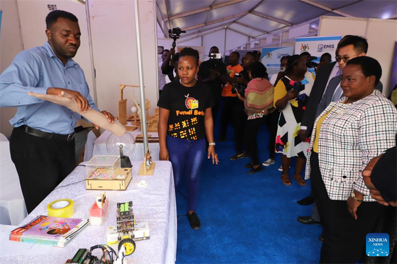 Mshiriki akimuonyesha mkono wa bandia kwa Waziri Mkuu wa Uganda Robinah Nabbanja (Kulia) kwenye Maonyesho ya Nafasi za Ajira huko Kampala, Uganda, Novemba 21, 2024. (Picha na Ronald Ssekandi/Xinhua)