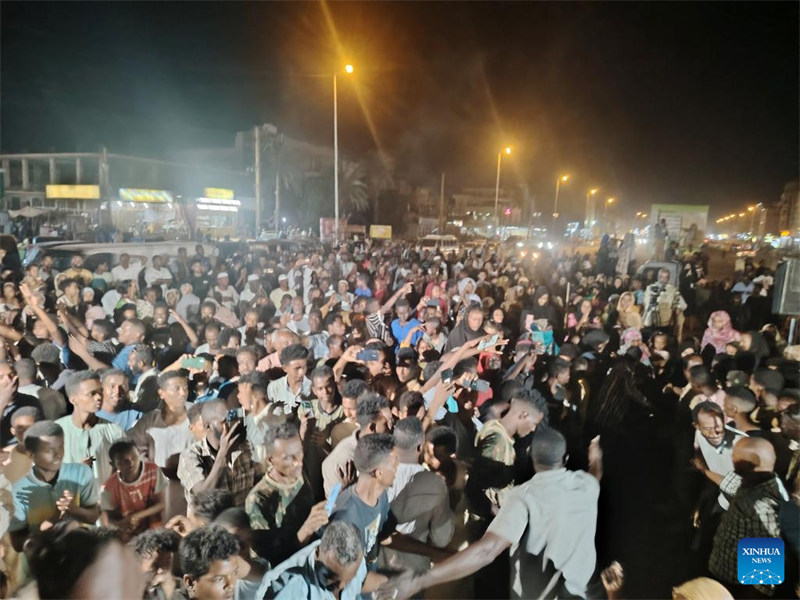 Picha hii iliyopigwa kwa simu ya mkononi ikionyesha watu wakishiriki maandamano ya kushangilia kukalia tena Mji wa Singa, huko Omdurman, Sudan, Novemba 23, 2024. (Picha na Osman Al-Jundi/Xinhua)