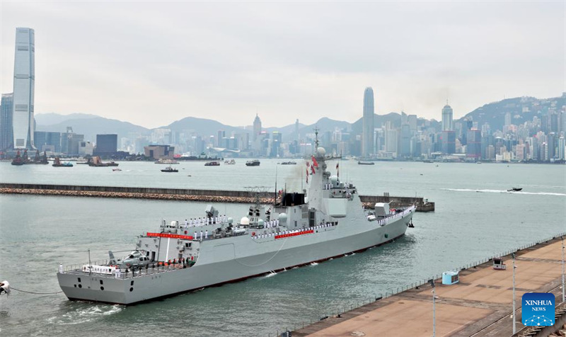 Manowari ya kuharibu makombora ya Changsha ikiondoka kwenye gati la Kisiwa cha Stonecutters huko Hong Kong, kusini mwa China, Novemba 25, 2024. (Picha na Yi Ding/Xinhua)
