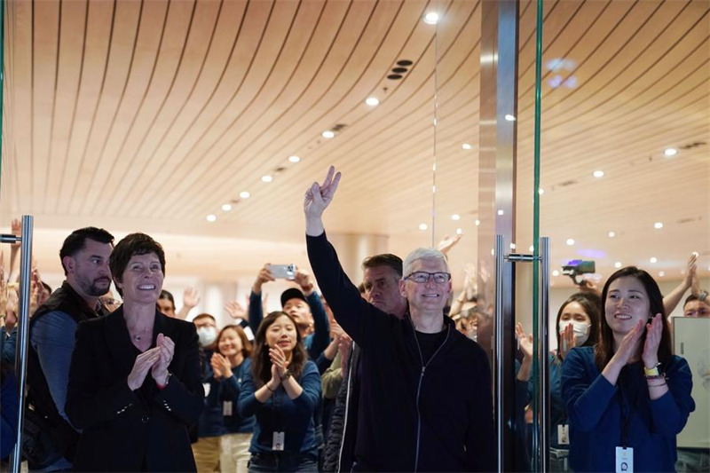 Mkurugenzi Mtendaji wa Apple Tim Cook akihudhuria hafla ya ufunguzi wa duka jipya kinara la Apple mjini Shanghai, Mashariki mwa China, Machi 21, 2024. (Xinhua/Liu Ying)