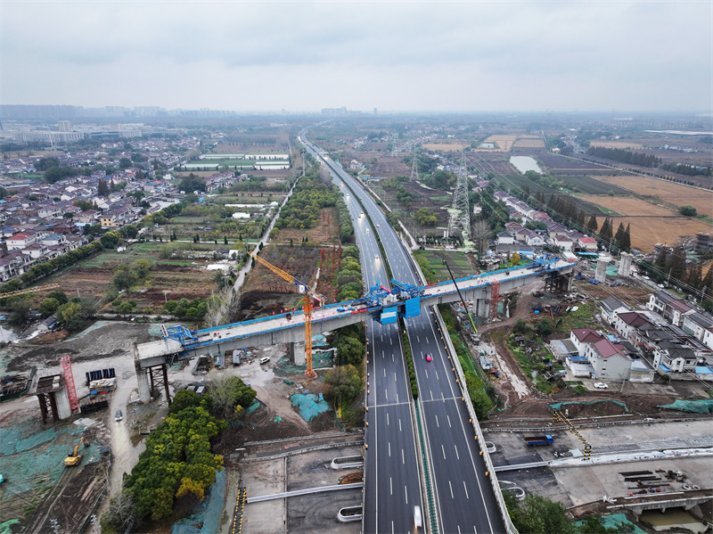 Picha hii iliyopigwa Novemba 25 ikionyesha eneo la ujenzi wa boriti inayovuka Barabara Kuu ya Shanghai-Shaanxi ya Daraja la Tongtaiyang la Reli ya Mwendokasi ya Beiyanjiang, nchini China. (Picha kutoka vip.people.com)