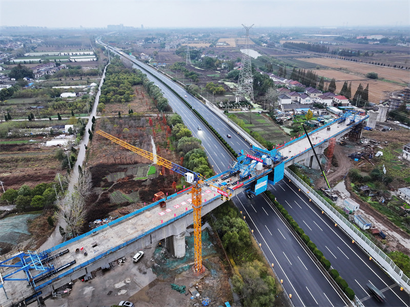 Yangzhou, Jiangsu, China: Boriti ya Daraja la Tongtaiyang la Reli ya Mwendokasi ya Beiyanjiang yaunganishwa kwa mafanikio