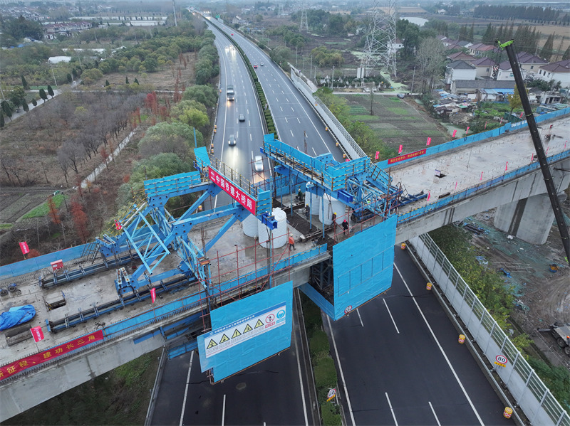 Yangzhou, Jiangsu, China: Boriti ya Daraja la Tongtaiyang la Reli ya Mwendokasi ya Beiyanjiang yaunganishwa kwa mafanikio