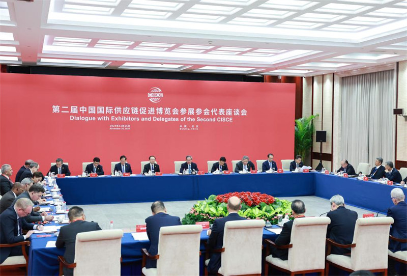Waziri Mkuu wa China Li Qiang akifanya kongamano na wawakilishi wa kampuni na mashirika yanayoshiriki katika Maonyesho ya pili ya Kimataifa ya Mnyororo wa Usambazaji ya China (CISCE), mjini Beijing, mji mkuu wa China, Novemba 25, 2024. (Xinhua/Wang Ye)