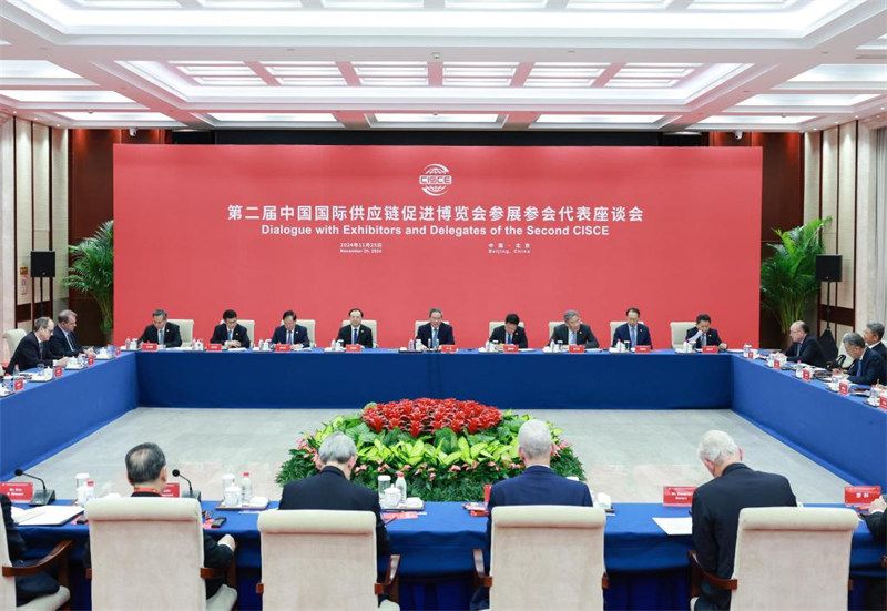 Waziri Mkuu wa China Li Qiang akifanya kongamano na wawakilishi wa kampuni na mashirika yanayoshiriki katika Maonyesho ya pili ya Kimataifa ya Mnyororo wa Usambazaji ya China (CISCE), mjini Beijing, mji mkuu wa China, Novemba 25, 2024. (Xinhua/Wang Ye)