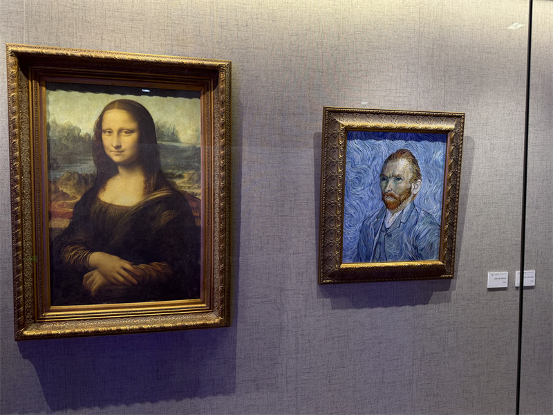 Picha za kuchorwa kwa mafuta za kuigilizia picha maarufu, “Heshima kwa Kazi Maarufu Mona Lisa” na “Heshima kwa Kazi Maarufu ya Picha ya Kujichorea ya Van Gogh”, ambazo zimechorwa na msanii wa Dafen. (Picha na Song Ge/People’ Daily Online)