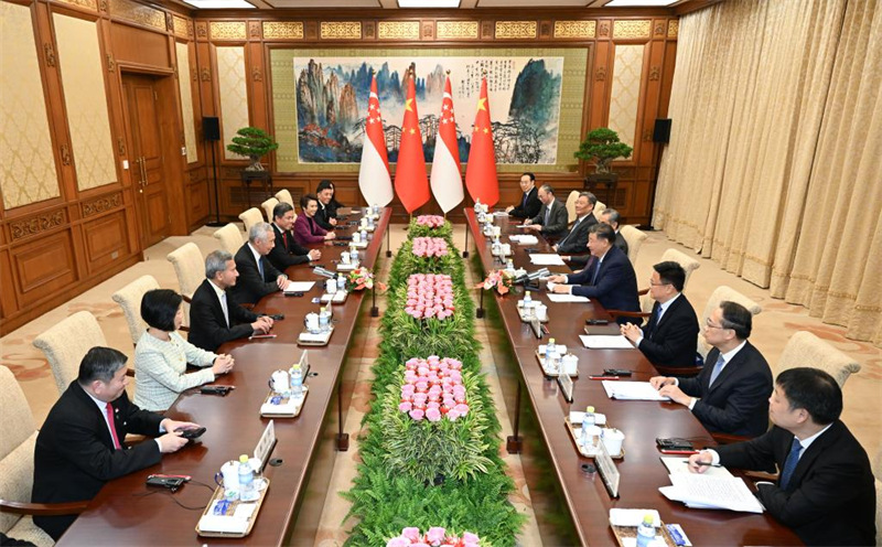 Rais wa China Xi Jinping akikutana na Waziri Mwandamizi wa Singapore Lee Hsien Loong kwenye Jumba la Wageni wa Kitaifa la Diaoyutai mjini Beijing, Novemba 26, 2024. (Xinhua/Li Xiang)