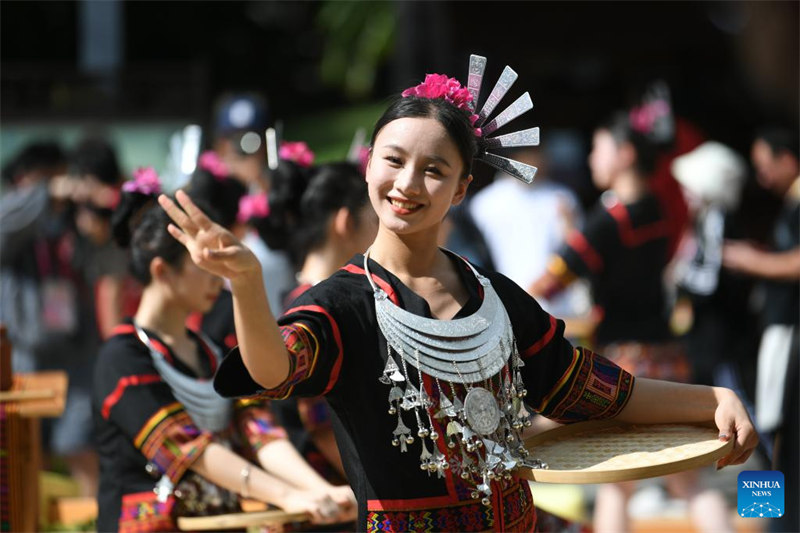 Msanii akifanya onyesho kwenye tamasha la Michezo ya 12 ya Jadi ya Makabila Madogo ya China mjini Sanya, Mkoani Hainan, Kusini mwa China, Novemba 26, 2024. (Xinhua/Yang Wenbin)
