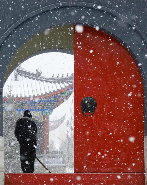 Picha hii iliyopigwa tarehe 26 Novemba 2024 ikionyesha theluji ikianguka katika Mji wa Tongjiang, Mkoa wa Heilongjiang, kaskazini-mashariki mwa China. (Picha na Liu Wanping/Xinhua)