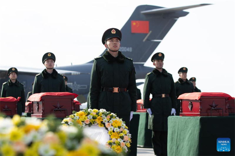 Wanajeshi wakisindikiza majeneza yenye mabaki ya askari wahanga 43 wa Jeshi la Kujitolea la Watu wa China (CPV) katika uwanja wa ndege wa kimataifa wa Taoxian huko Shenyang, Mkoa wa Liaoning, kaskazini mashariki mwa China, Novemba 28, 2024. (Picha na Han Qiyang/Xinhua)