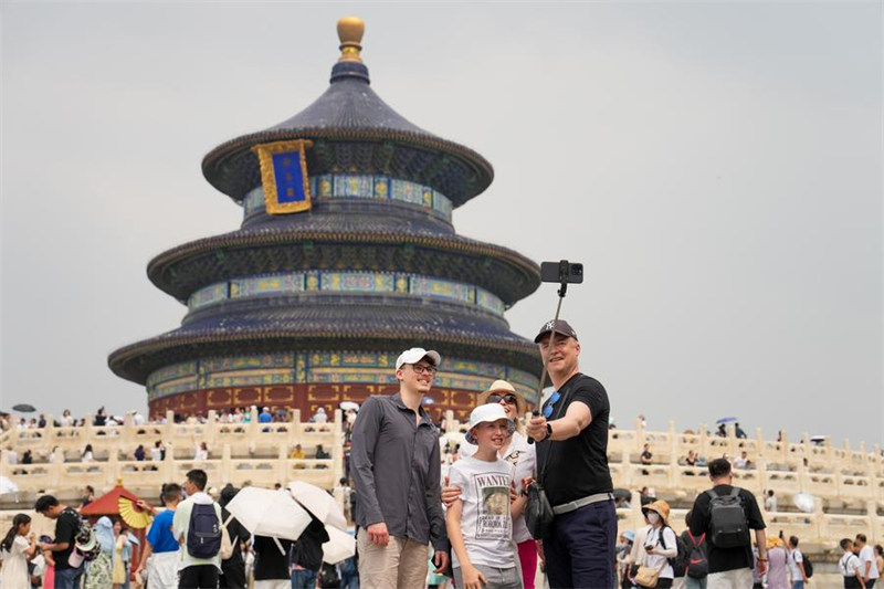 Watalii kutoka Uswizi wakiwa kwenye picha ya pamoja mbele ya Jumba la Maombi ya Mavuno Mema, au Qiniandian, katika Bustani ya Tiantan (Hekalu la Mbinguni) mjini Beijing, mji mkuu wa China, Julai 9, 2024. (Xinhua/Ju Huanzong)