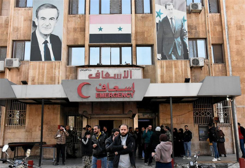 Watu wakisubiri nje ya hospitali baada ya makundi yenye silaha kufyatua makombora kwenye jengo la bweni katika mji wa Aleppo, kaskazini mwa Syria, Novemba 29, 2024. (Str/Xinhua)