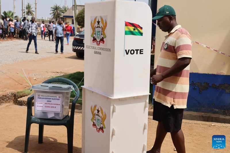 Mpiga kura akipiga kura kwenye upigaji kura maalum mjini Accra, Ghana, Desemba 2, 2024. (Picha na Seth/Xinhua)