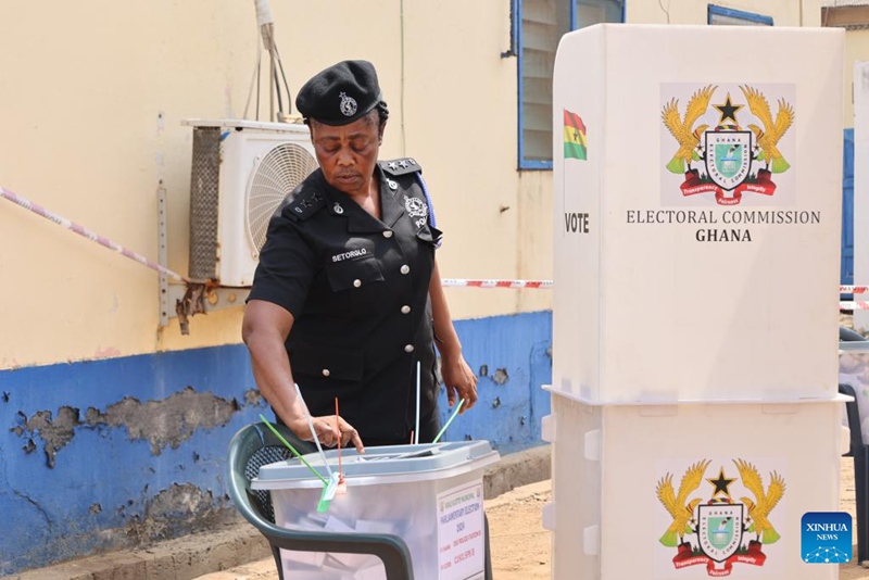 Mpiga kura akipiga kura kwenye upigaji kura maalum mjini Accra, Ghana, Desemba 2, 2024. (Picha na Seth/Xinhua)