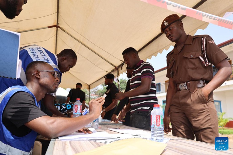 Watu wakijiandikisha kwenye kituo cha kupiga kura  wakati wa upigaji kura maalum mjini Accra, Ghana, Desemba 2, 2024. (Picha na Seth/Xinhua)