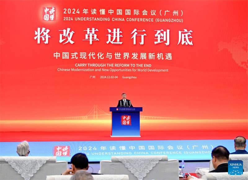 Li Shulei, Mjumbe wa Ofisi ya Siasa ya Kamati Kuu ya Chama cha Kikomunisti cha China (CPC) na Mkuu wa Idara ya Uenezi ya Kamati Kuu ya CPC, akisoma barua ya pongezi ya Rais Xi Jinping wa China kwa mkutano wa Kuifahamu China Mwaka 2024 na kutoa hotuba kuu katika hafla ya ufunguzi wa mkutano huo mjini Guangzhou, Mkoa wa Guangdong, Kusini mwa China, Desemba 3, 2024. (Xinhua/Zhang Ling)