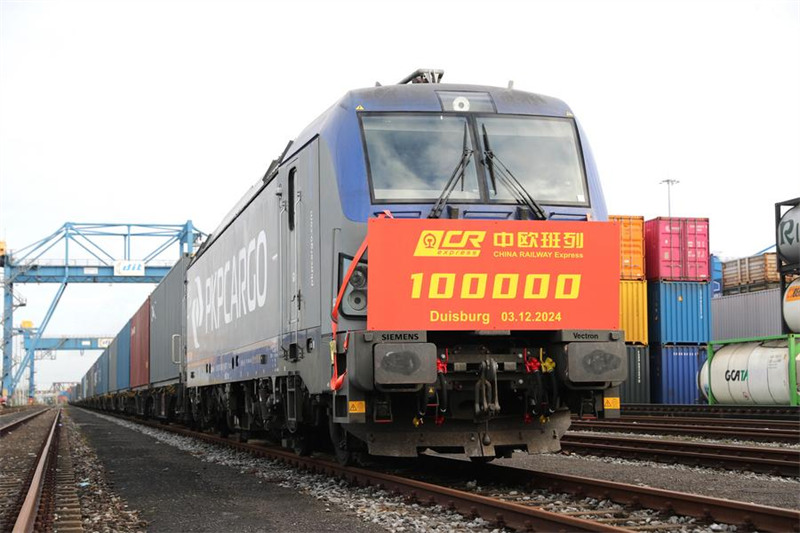 Picha hii iliyopigwa Desemba 3, 2024 ikionyesha treni ya 100,000 ya mizigo ya China-Ulaya katika Stesheni ya Mwisho ya Kimataifa ya Duisburg (DIT), nchini Ujerumani. (Xinhua/Du Zheyu)