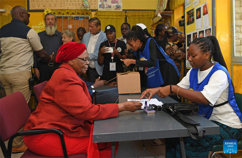 Picha iliyopigwa Novemba 27, 2024 ikimuonyesha Netumbo Nandi-Ndaitwah (katikati) akihojiwa nje ya kituo cha kupigia kura mjini Windhoek, Namibia. (Picha na Ndalimpinga Iita/Xinhua)