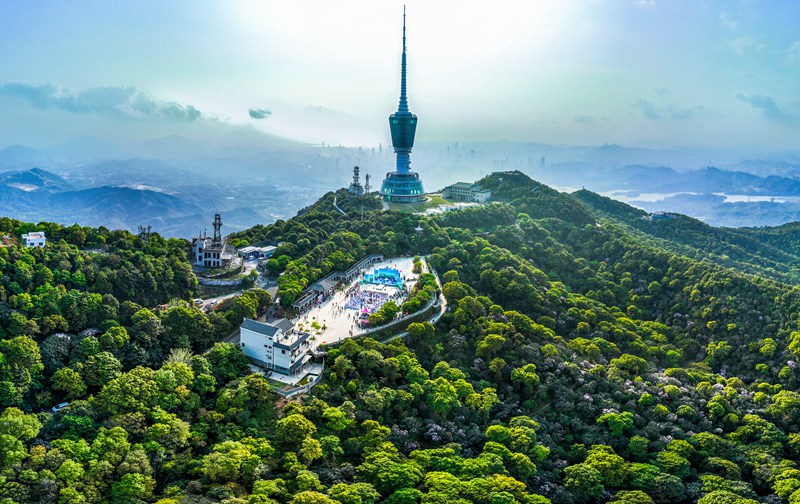 Mnara wa Runinga wa Shenzhen ulioko Mlima Wutong, Eneo la Luohu, mjini Shenzhen.
