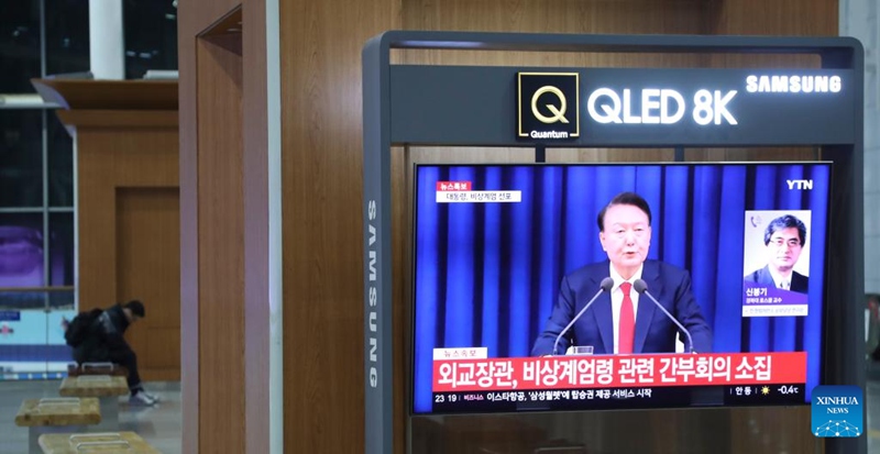 Picha hii iliyopigwa katika Stesheni ya Seoul mjini Seoul, Jamhuri ya Korea, Desemba 3, 2024 ikionyesha skrini inayomuonyesha Rais wa Jamhuri ya Korea Yoon Suk-yeol akitangaza sheria ya dharura ya kutawala kijeshi katika hotuba ya moja kwa moja kwenye televisheni. (Xinhua/Yao Qilin)