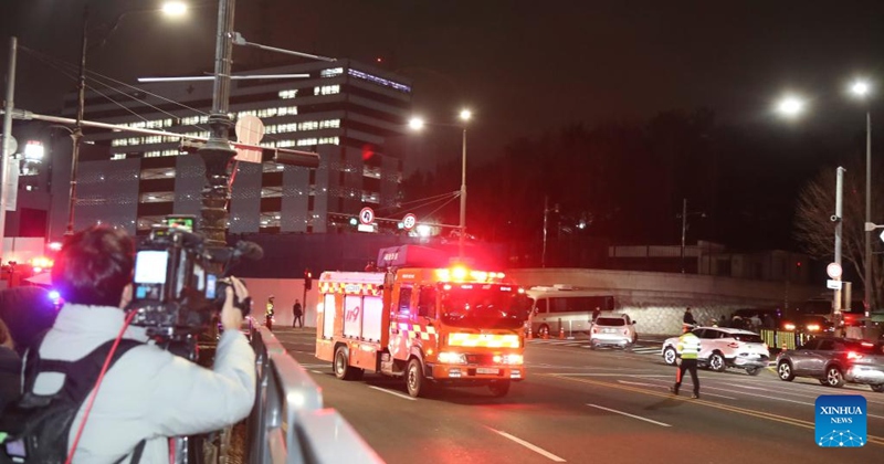 Maafisa wa polisi na magari ya dharura yakionekana kazini kwenye barabara nje ya ofisi ya rais mjini Seoul, Jamhuri ya Korea, Des. 4, 2024. (Xinhua/Yao Qilin)