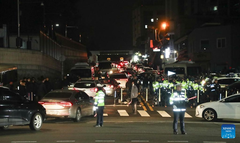 Maafisa wa polisi wakionekana kazini nje ya ofisi ya rais mjini Seoul, Jamhuri ya Korea, Des. 4, 2024. (Xinhua/Yao Qilin)