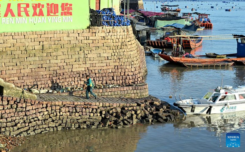 Shi Jinquan akipeleka vifurushi katika bandari ya Kijiji cha Xiadangwei cha Kitongoji cha Sandu, Mji wa Ningde, Mkoa wa Fujian, Kusini Mashariki mwa China, Desemba 2, 2024. (Picha na Zhang Cheng/ Xinhua)